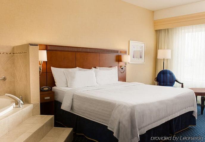 Courtyard Des Moines Hotel